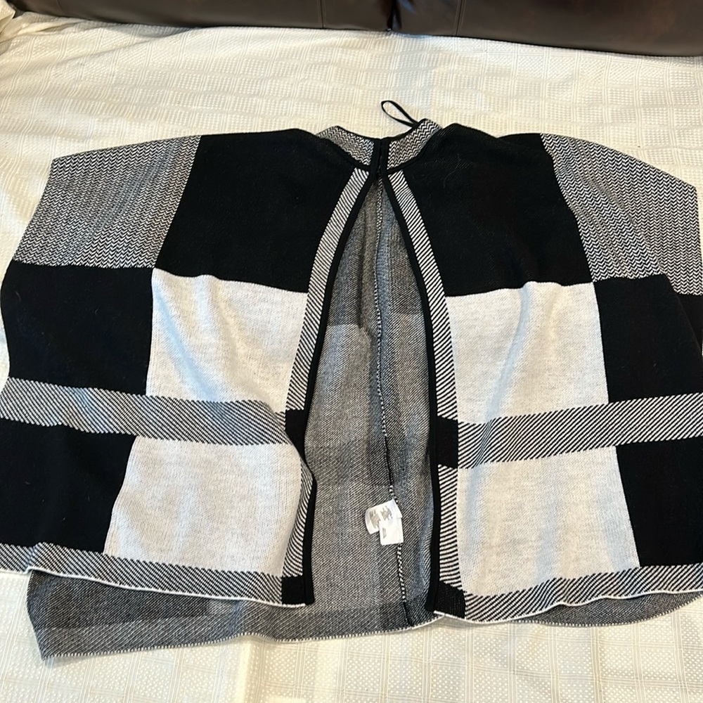 Jones Studio Separates poncho, black/white/gray, very soft